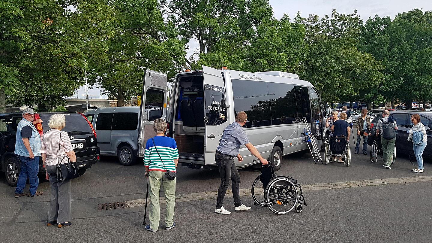 gemeinsam unterwegs Ein- und Ausstieg ins Reisemobil zum Ausflug